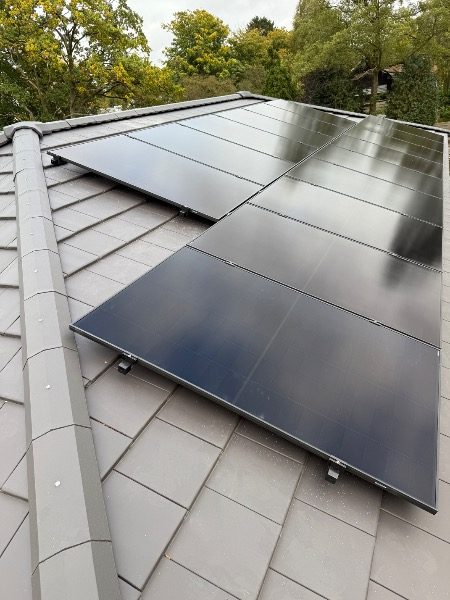Fertig installierte Photovoltaik-Module – Referenzprojekt in Hamburg
