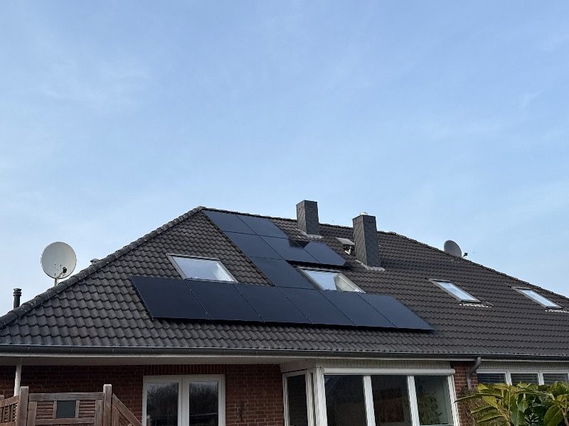 11,0-kWp-Anlage mit 24 Modulen und Batteriespeicher