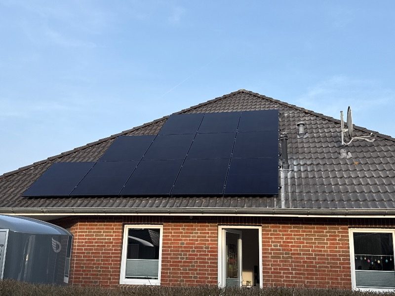 Fertig installierte Photovoltaik-Module – Referenzprojekt in Handewitt