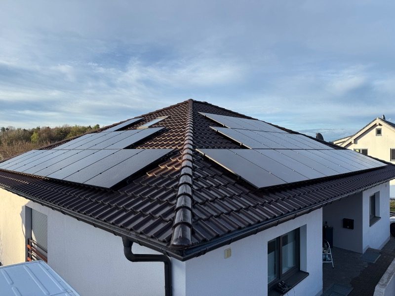 Schrägdach-Anlage mit 35 Modulen und FoxESS-Hybrid-Wechselrichter