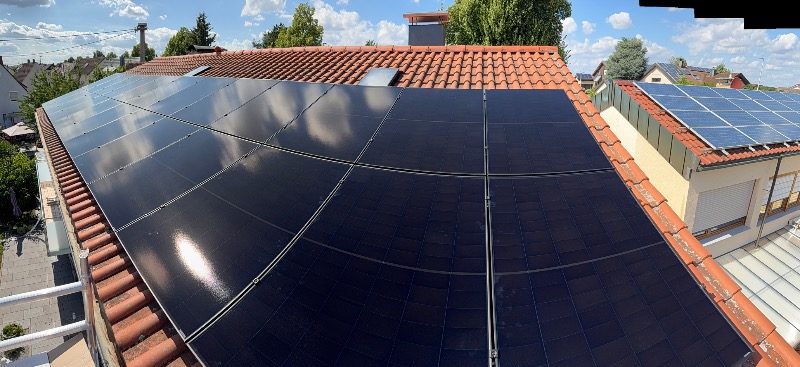 11,0-kWp-Anlage mit 24 Modulen und 10,4-kWh-Speicher