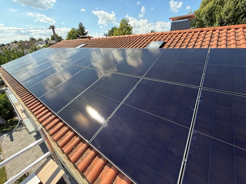 Fertig installierte Photovoltaik-Module – Referenzprojekt in Heilbronn