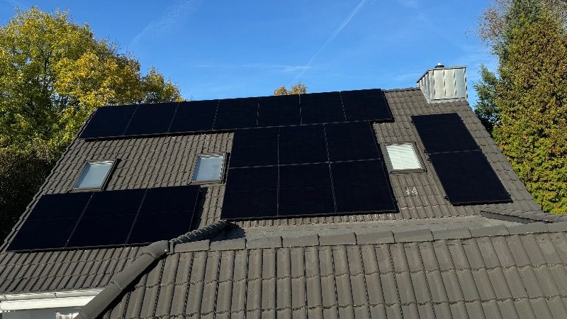 Fertig installierte Photovoltaik-Module – Referenzprojekt in Henstedt-Ulzburg