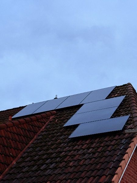 Fertig installierte Photovoltaik-Module – Referenzprojekt in Henstedt-Ulzburg