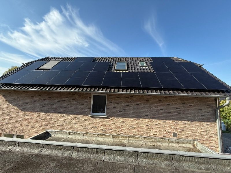 22 Aiko-Module auf dem Schrägdach – 10,12 kWp
