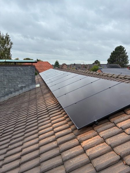 11-kWp-Schrägdachanlage mit 24 Modulen und neuem Zählerschrank