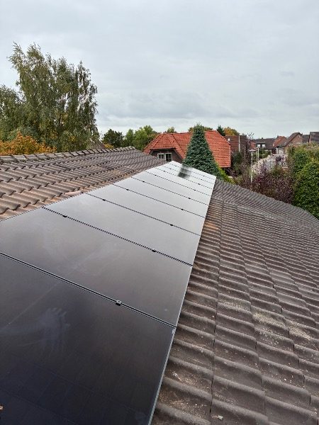 Fertig installierte Photovoltaik-Module – Referenzprojekt in Herzogenrath