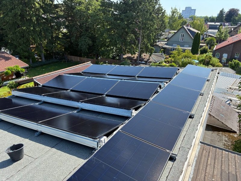 Aufgeständerte Flachdachanlage mit 9,3 kWp und Zählerschrank