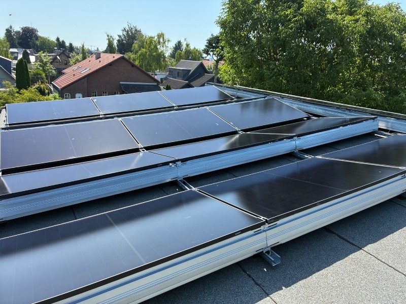 Fertig installierte Photovoltaik-Module – Referenzprojekt in Köln