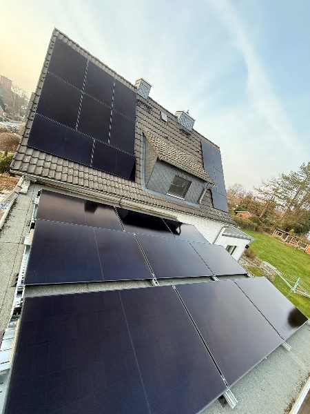 22 Module auf aufgeständertem Flachdach: 10,12 kWp mit Speicher