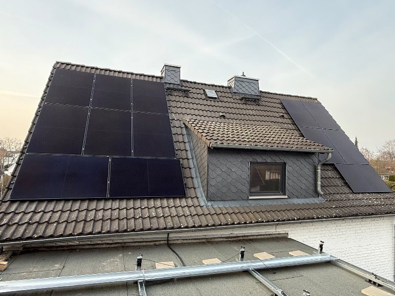 Fertig installierte Photovoltaik-Module – Referenzprojekt in Lübeck