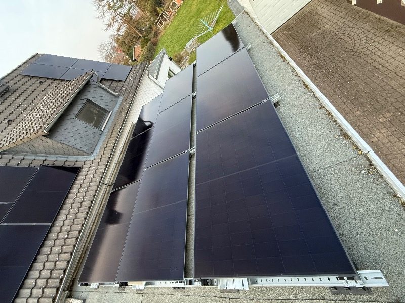 Fertig installierte Photovoltaik-Module – Referenzprojekt in Lübeck