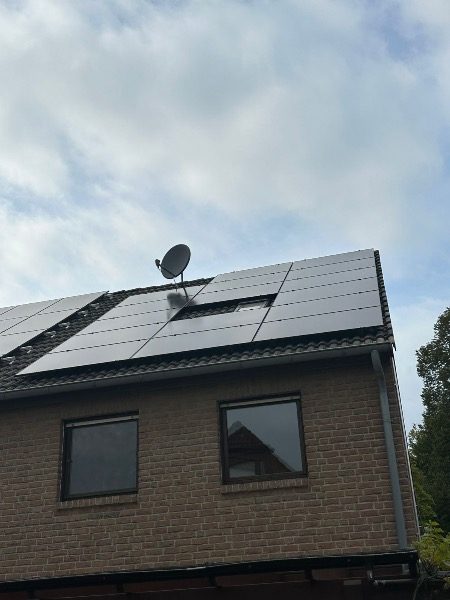 Fertig installierte Photovoltaik-Module – Referenzprojekt in Mönchengladbach