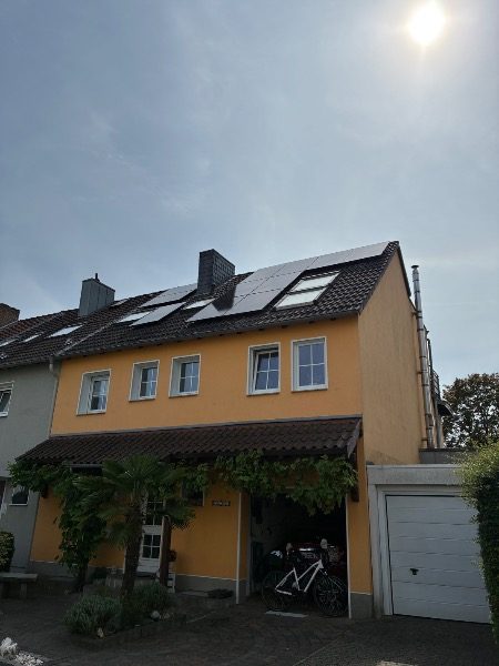 Fertig installierte Photovoltaik-Module – Referenzprojekt in Mülheim an der Ruhr