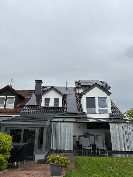 34 Aiko-Module, 15,81 kWp mit FoxESS-Hybrid-Wechselrichter