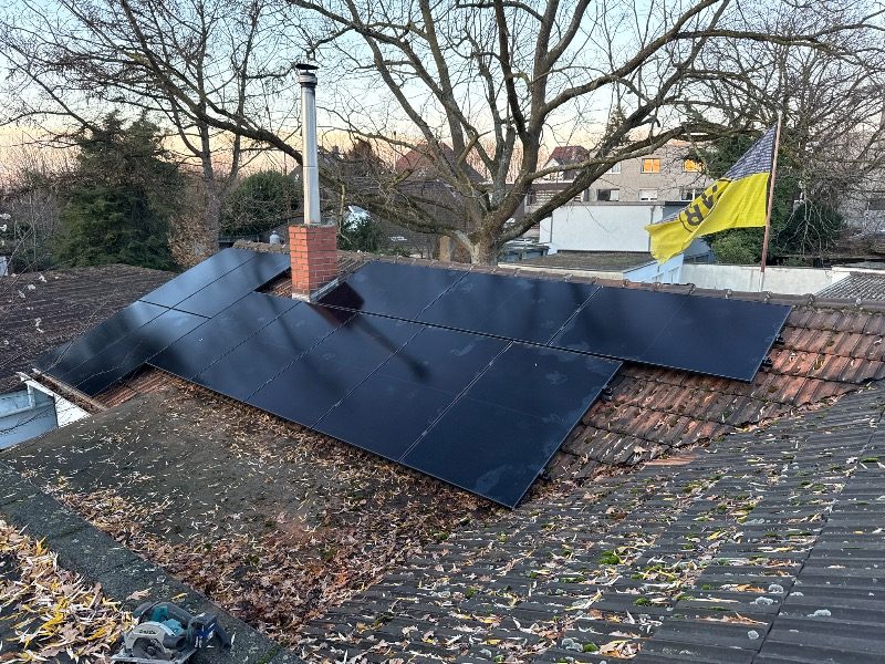 Fertig installierte Photovoltaik-Module – Referenzprojekt in Mülheim an der Ruhr