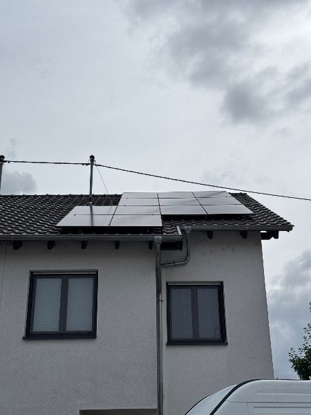 35 Module auf Flachdach, 16,28 kWp mit Speicher