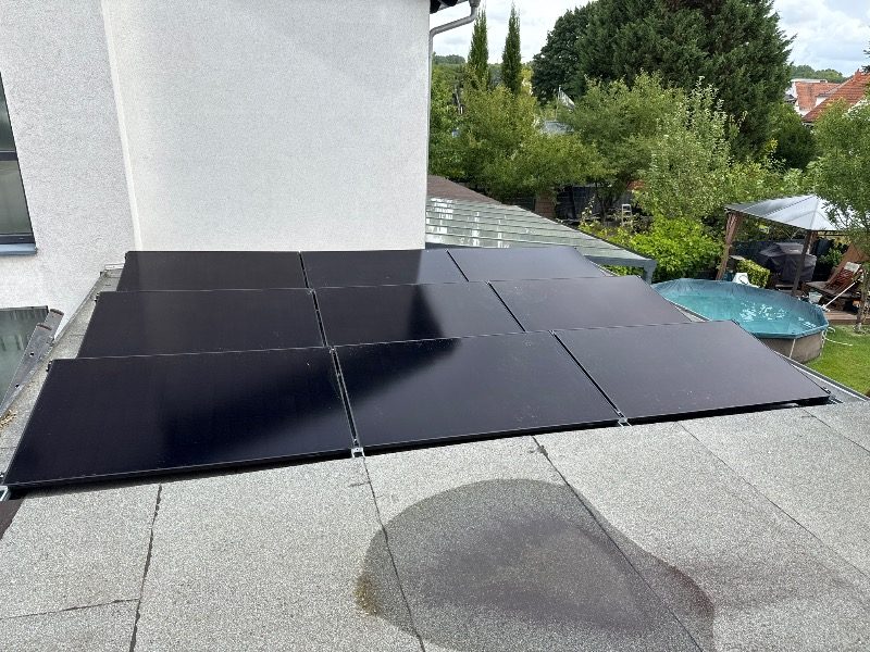 Fertig installierte Photovoltaik-Module – Referenzprojekt in Neuhofen