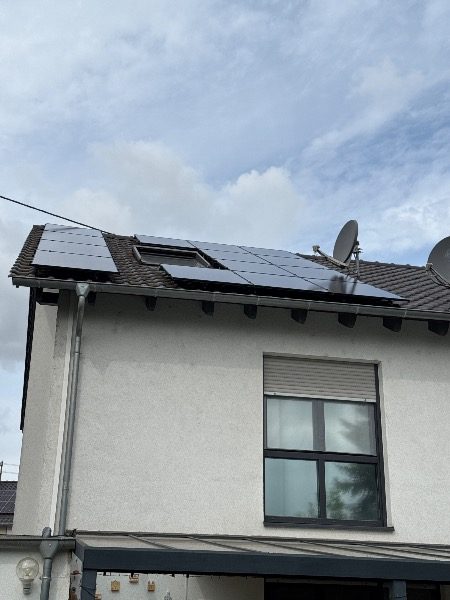 Fertig installierte Photovoltaik-Module – Referenzprojekt in Neuhofen