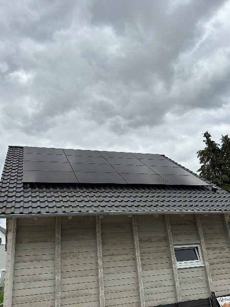 Fertig installierte Photovoltaik-Module – Referenzprojekt in Nidda
