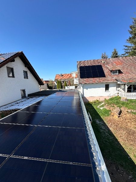 Fertig installierte Photovoltaik-Module – Referenzprojekt in Nidda