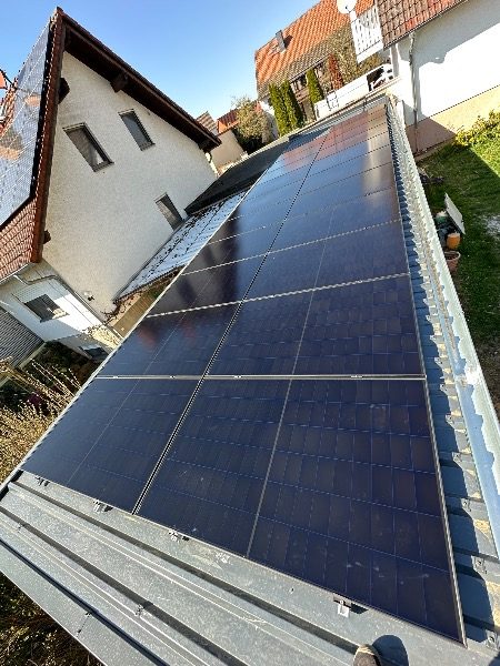 Fertig installierte Photovoltaik-Module – Referenzprojekt in Nidda