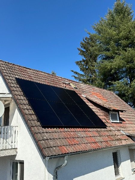 Fertig installierte Photovoltaik-Module – Referenzprojekt in Nidda