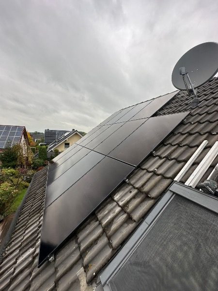 8,3-kWp-Anlage mit FoxESS-Hybridwechselrichter und Speicher