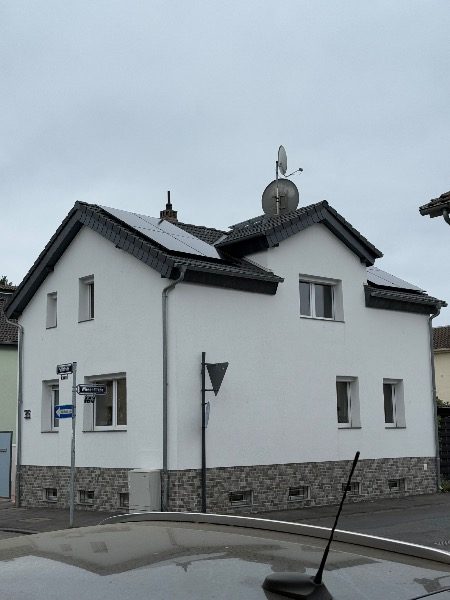Fertig installierte Photovoltaik-Module – Referenzprojekt in Offenbach am Main