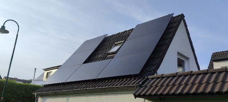Fertig installierte Photovoltaik-Module – Referenzprojekt in Papendorf