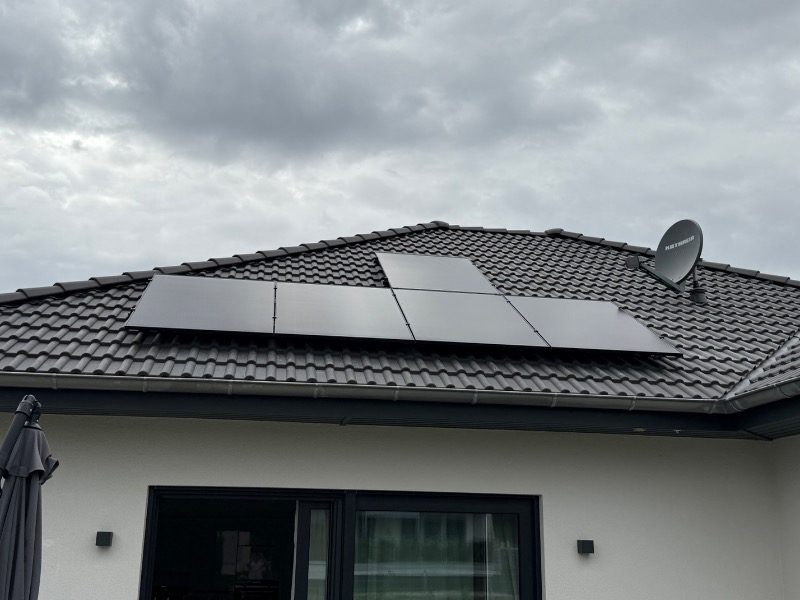 12,4-kWp-Schrägdachanlage mit 26 Aiko-Modulen und Speicher