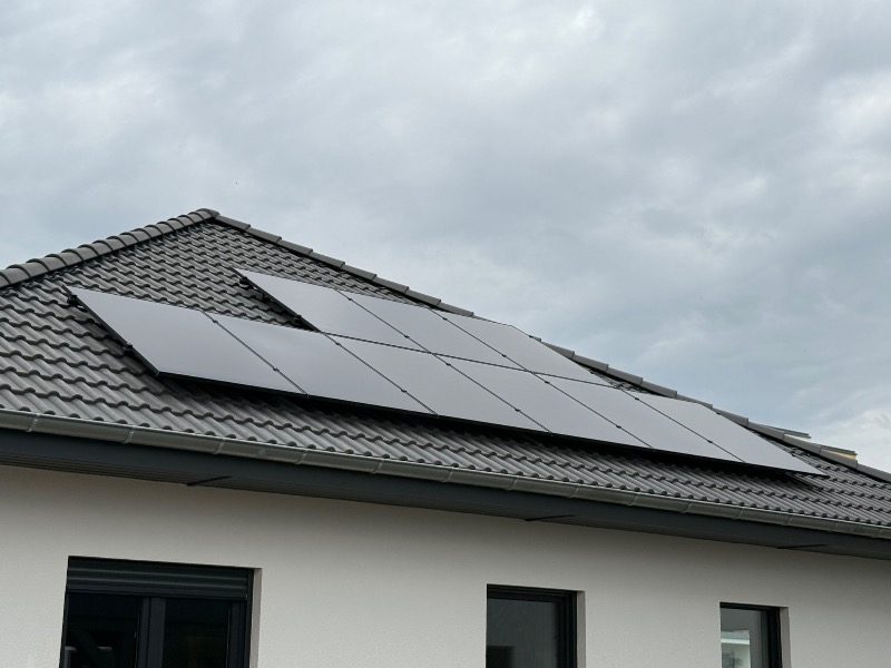 Fertig installierte Photovoltaik-Module – Referenzprojekt in Pegau