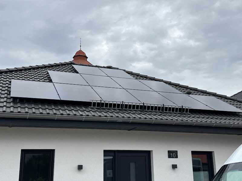 Fertig installierte Photovoltaik-Module – Referenzprojekt in Pegau