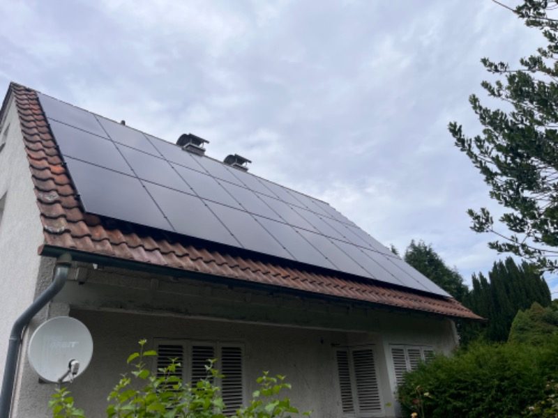 12,8-kWp-Anlage mit 24 Aiko-Modulen und Speicher