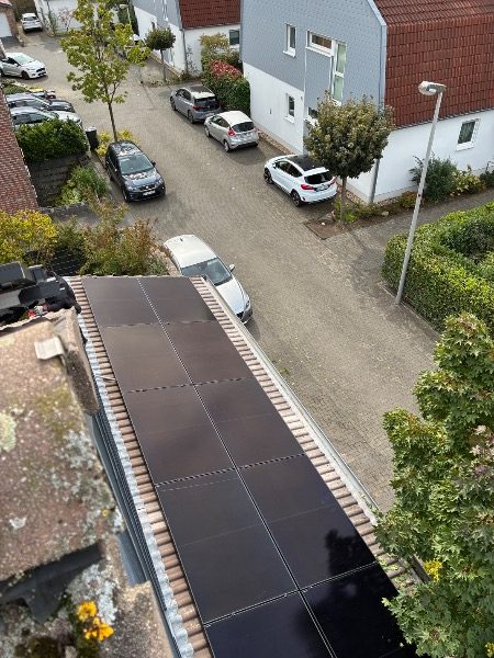 Fertig installierte Photovoltaik-Module – Referenzprojekt in Pulheim