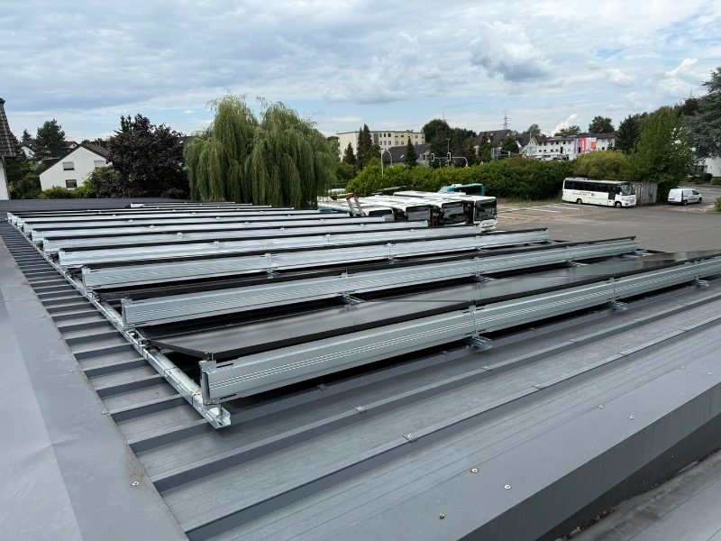 Fertig installierte Photovoltaik-Module – Referenzprojekt in Rödermark