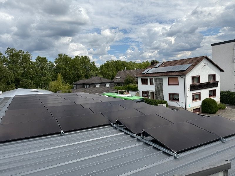 Fertig installierte Photovoltaik-Module – Referenzprojekt in Rödermark