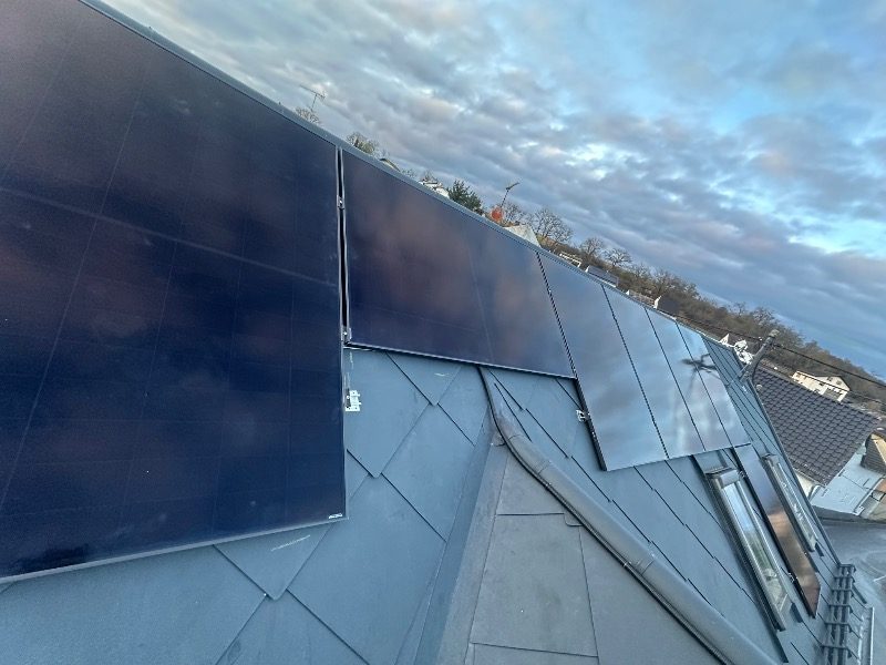 Fertig installierte Photovoltaik-Module – Referenzprojekt in Runkel