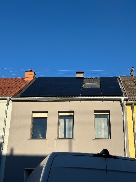 Schrägdach-Anlage mit 13 Aiko-Modulen und rund 5,8-kWh-Speicher
