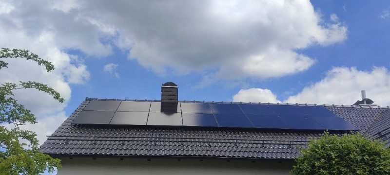 Fertig installierte Photovoltaik-Module – Referenzprojekt in Schenklengsfeld