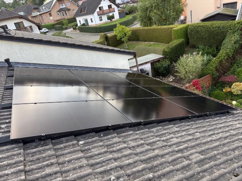 9,7-kWp-Anlage mit Aiko-Modulen und Hybrid-Wechselrichter