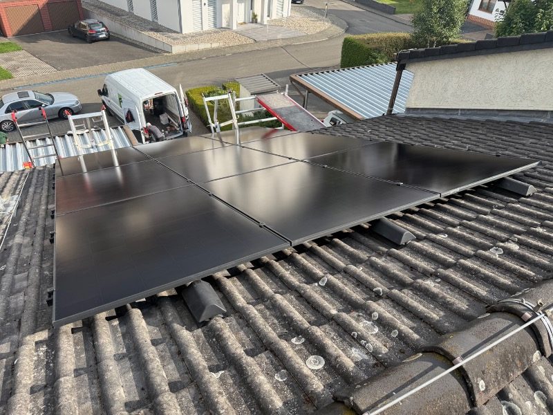 Fertig installierte Photovoltaik-Module – Referenzprojekt in Sohren