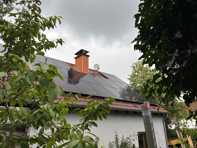 10,1-kWp-Anlage mit Aiko-Modulen, Speicher und FoxESS-Wechselrichter