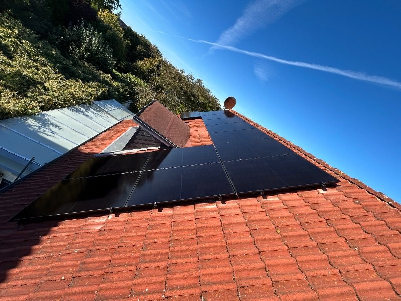 Schrägdach-Anlage mit 20 Aiko-Modulen und Hybrid-Wechselrichter