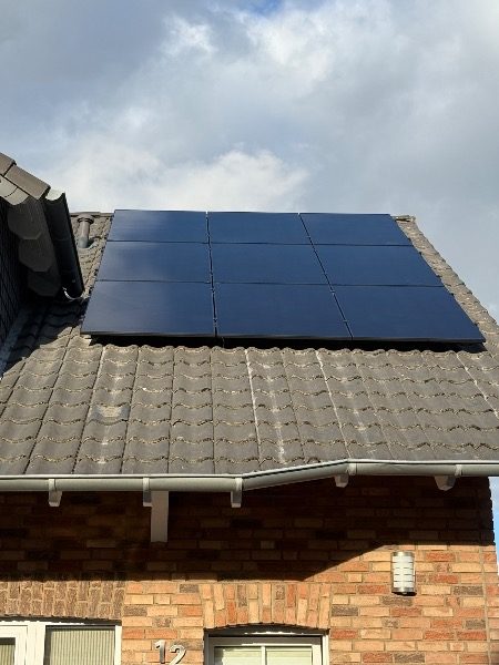 Fertig installierte Photovoltaik-Module – Referenzprojekt in Stolberg