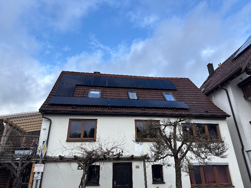 Fertig installierte Photovoltaik-Module – Referenzprojekt in Uhingen