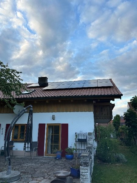 Fertig installierte Photovoltaik-Module – Referenzprojekt in Untermeitingen