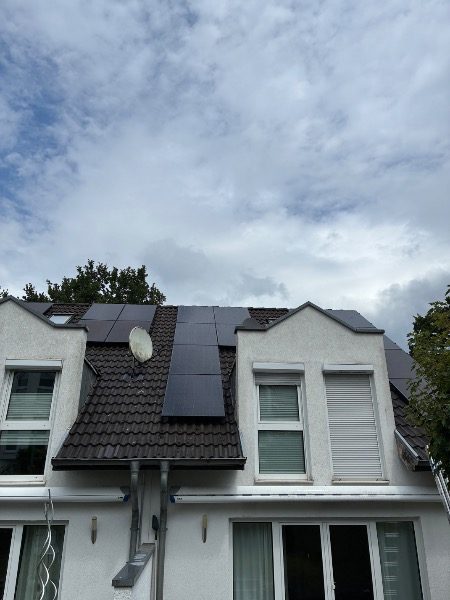 Fertig installierte Photovoltaik-Module – Referenzprojekt in Velbert