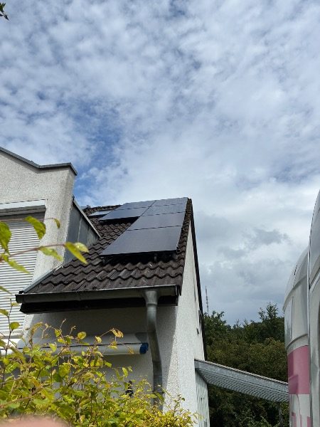 Fertig installierte Photovoltaik-Module – Referenzprojekt in Velbert
