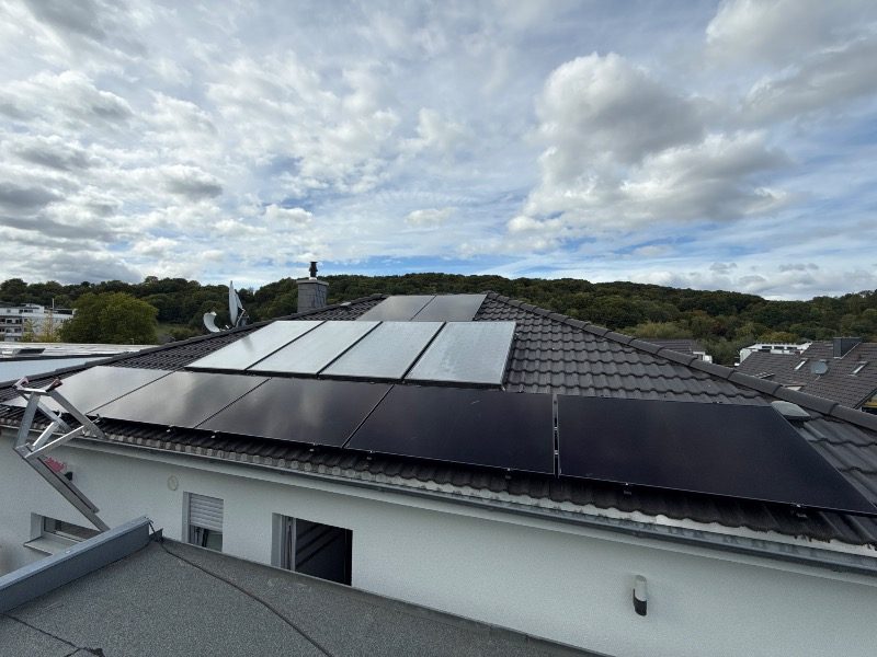 Fertig installierte Photovoltaik-Module – Referenzprojekt in Wachtberg